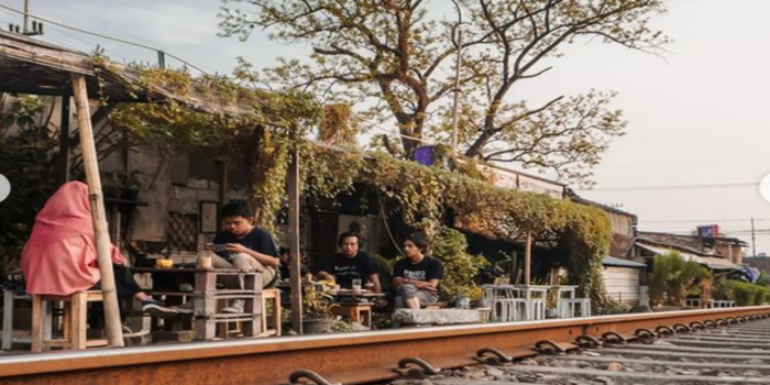 Kafe pemandangan rel kereta (Instagram pribadi selakkopi/kanelo id).