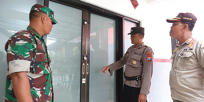 PENGAMANAN: Personel dari TNI, Polri, dan Satpol PP Kabupaten Malang siaga di gudang penyimpanan kotak suara kemarin (28/11).