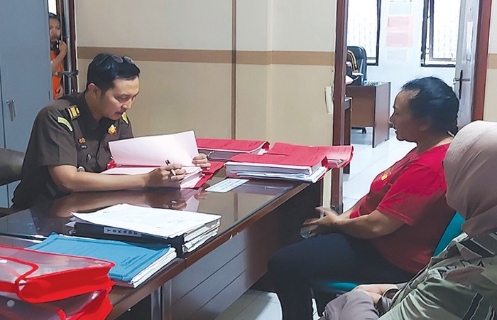 ASUSILA: Siska alias Mami Gea memberi keterangan di hadapan penyidik Kejaksaan Negeri (Kejari) Kabupaten Malang Kamis lalu (28/11).