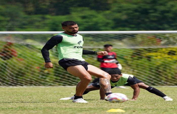 BUTUH SUPPORT: Julian Guevara (kiri) berusaha melepaskan umpan dalam sesi latihan di ARG Soccer Field, Lawang, beberapa waktu yang lalu.