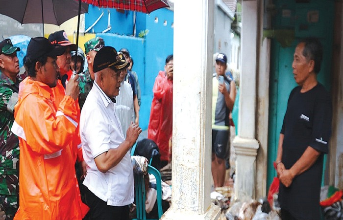 BENCANA ALAM: Bupati Malang H M. Sanusi (dua dari kiri) meninjau rumah warga yang terdampak longsor di Bantur kemarin (29/11).