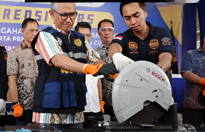 Proses penghancuran Iphone 16 oleh Direktur Jenderal Bea dan Cukai Askolani
