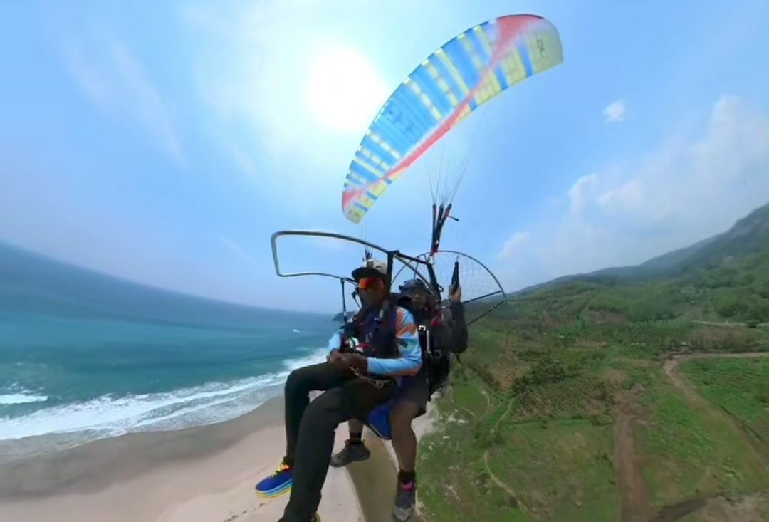 Paragliding di Pantai modangan Donomulyo Malang selatan. Hindari kesalahan pengunjung wisata agar nyaman plesir