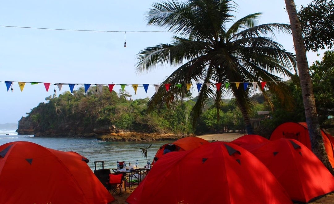 Wisatawan berkemah di pinggir Pantai Ngliyep Donomulyo Malang selatan.