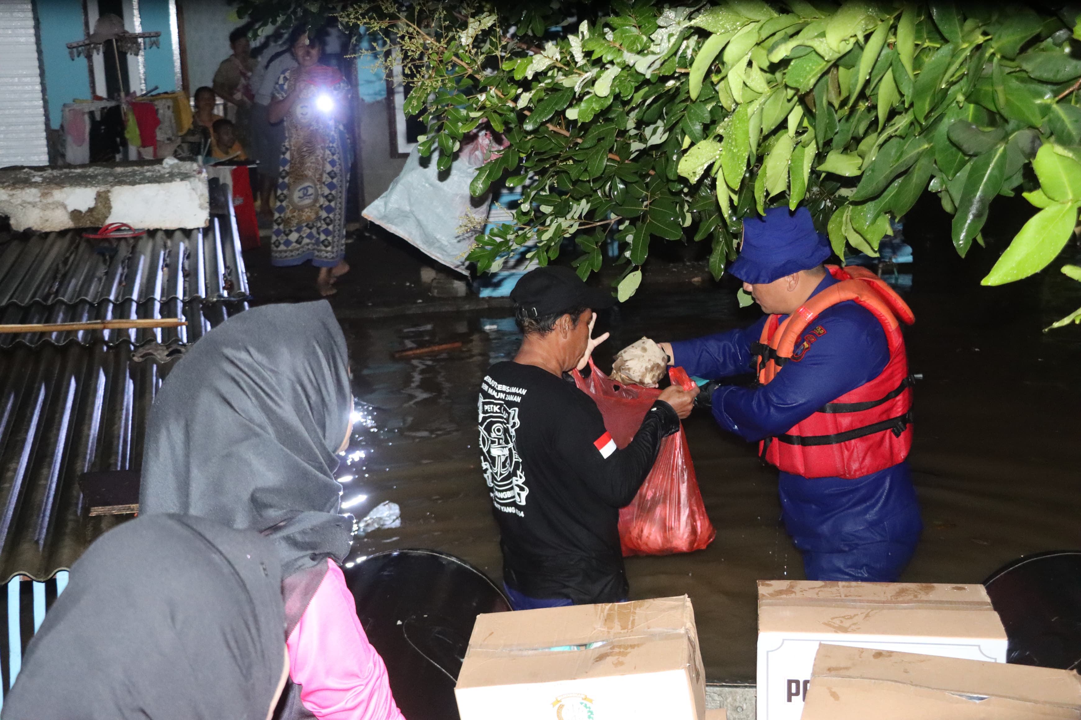 Penyaluran logistik darurat untuk warga korban banjir di Malang selatan. Bencana sudah klaim nyawa, satu orang meninggal, satu hilang