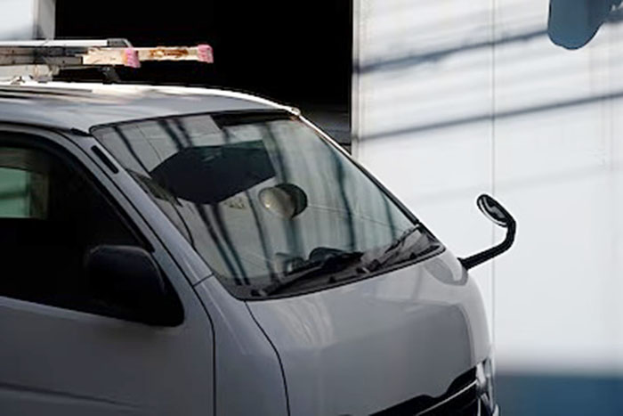 Kamus malangan yang dipakai arek malang menyebut ada kata ganti mobil mundur, yaitu atret