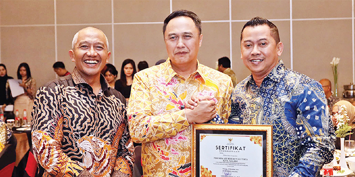 APRESIASI: Pj Wali Kota Malang Iwan Kurniawan ST MM (tengah) didampingi Sekda Kota Malang Erik Setyo Santoso (kiri) memberikan piagam penghargaan kepada Dirut Perumda Tugu Tirta.