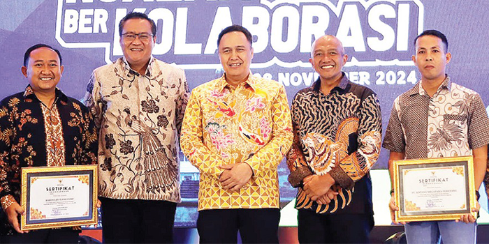 SINERGI: Pj Wali Kota Malang Iwan Kurniawan ST MM (tengah) didampingi Sekda Kota Malang Erik Setyo Santoso (empat dari kanan) dan Kepala DLH Noer Rahman Wijaya (tiga dari kiri) foto bersama.
