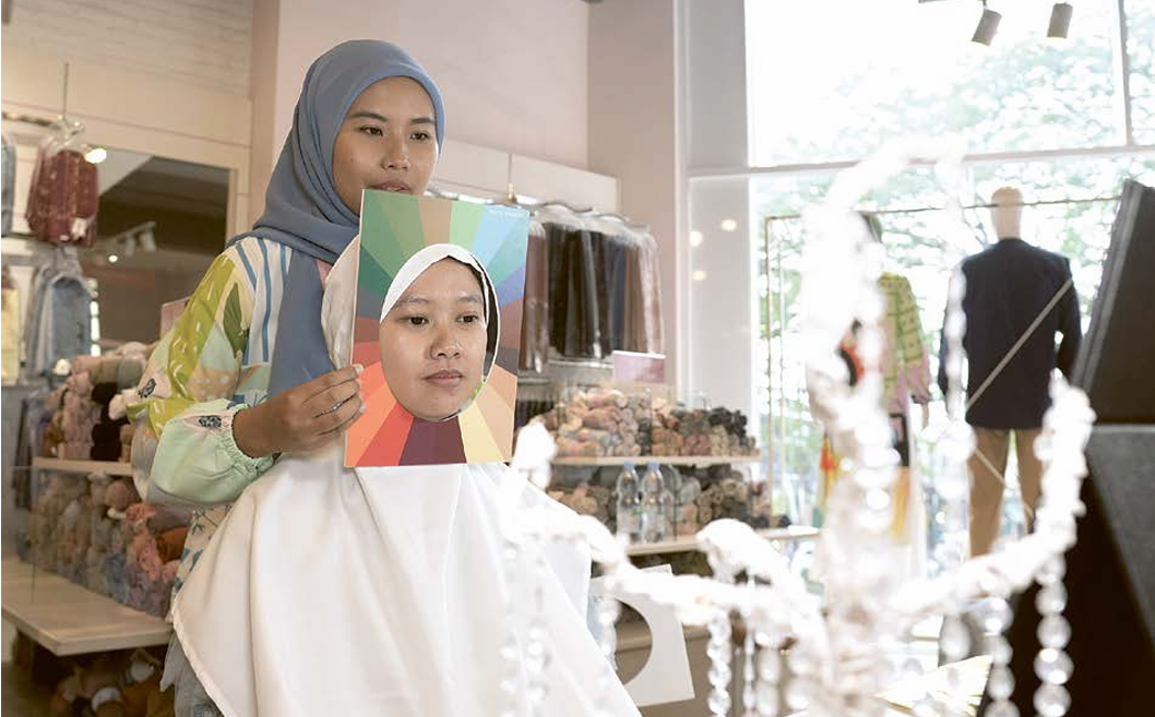DIBUKA AKHIR PEKAN: Salah satu customer melakukan personal color test di Karita Malang, beberapa waktu lalu. KARITA MALANG FOR RADAR MALANG