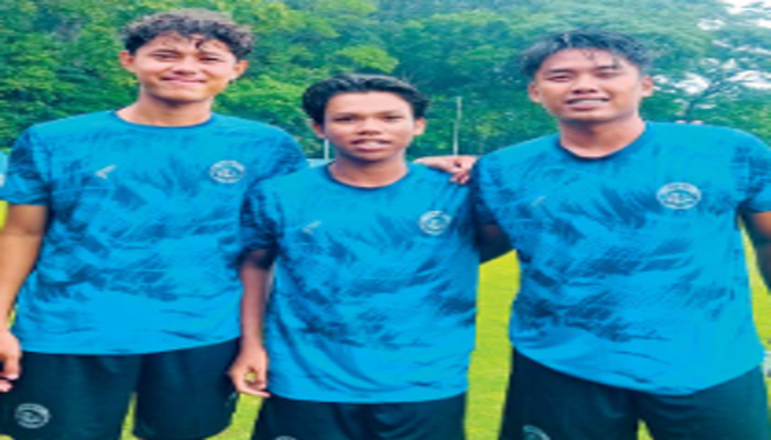 TAMBAH PENGALAMAN: Dari kiri, Muhammad Dimas Aryaguna, Taufik  Firmansyah dan Sandhya Rizky Wiratama seusai melakukan latihan  bersama tim senior di ARG Soccer Field, kemarin.
