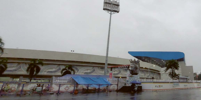 DIKEBUT: Bangunan baru Stadion Kanjuruhan di Kepanjen, Kabupaten Malang hampir rampung. Revitalisasi harus selesai pada 26 Desember depan.