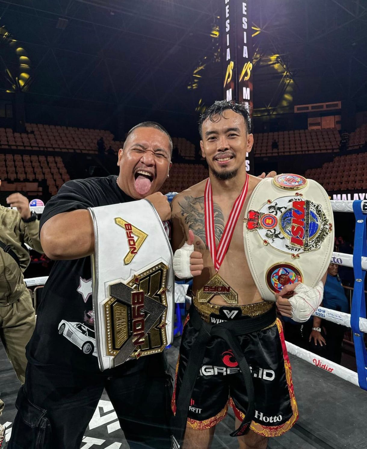 NKRI HARGA MATI: Kebahagiaan Michael Simanjuntak selaku anak didik Rudy Golden Boy usai kemenangannya melawan Dean Hamzah, Sabtu (30/11) di Tennis Indoor Senayan, Jakarta.