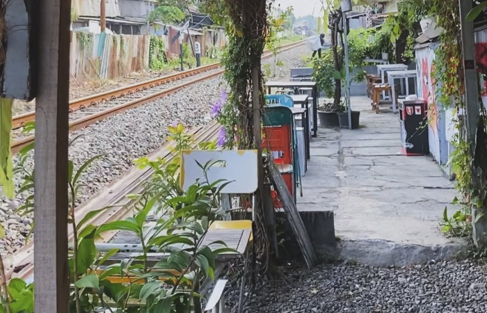 Foto Suasana Tempat Kopi di Pinggir Rel Kereta (instagram @selakkopi)