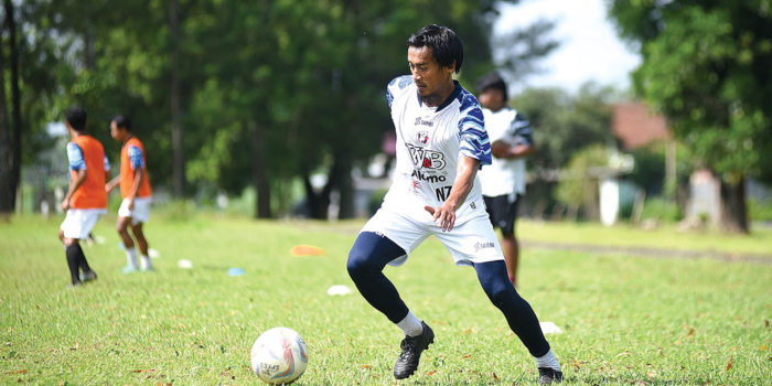 BELUM MAKSIMAL: Sunarto menggiring bola dalam sesi latihan NZR Sumbersari di Lapangan Linud 502, Kabupaten Malang, beberapa waktu lalu.