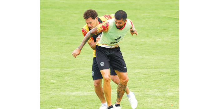 WAJIB WASPADA: Julian Guevara (depan) berebut bola dengan ablo Oliveira dalam internal game di Lapangan Wonoayu, Wajak, Sabtu lalu (30/11).