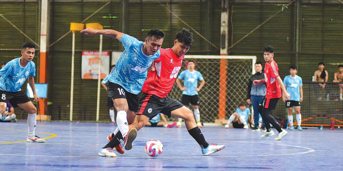 FOKUS SUPER CUP : Pemain Unggul FC Malang Armia Zainul (kanan) berebut bola dengan Cosmo JNE Andri Kustiawan dalam laga uji coba, 28 November lalu.