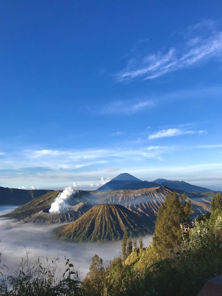 IMPRESIF: Gunung Bromo merupakan salah satu gunung berapi aktif di pulau Jawa yang memiliki ketinggian 2.614 meter dpl. Gunung ini terletak di 4 Kabupaten, Probolinggo, Pasuruan, Lumajang, dan Malang.