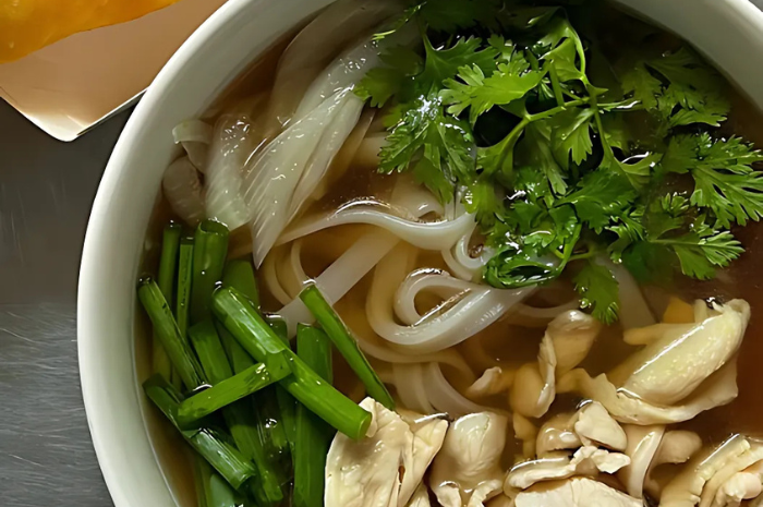 Pho dari Ban Bun Pho, salah satu hidangan yang cocok dikonsumsi saat sakit (Instagram Ban Bun Pho).