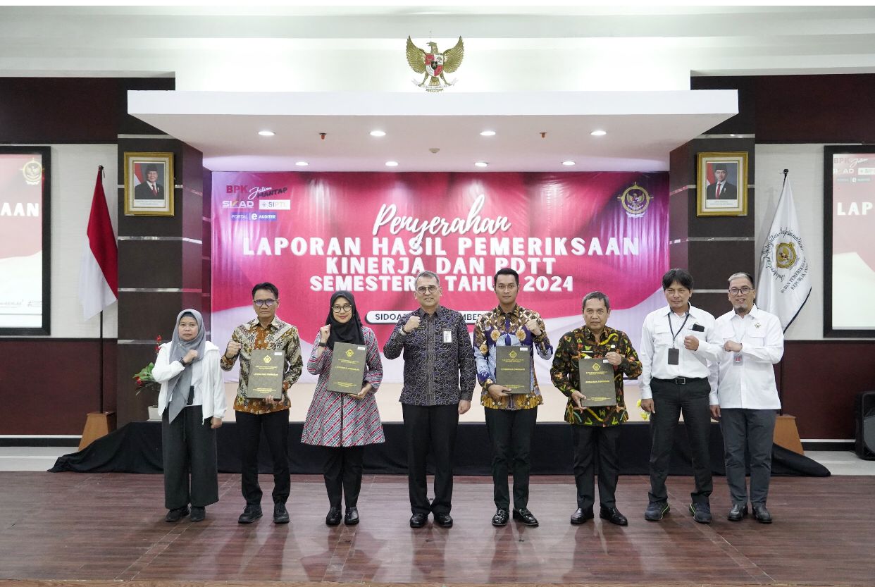 PENYERAHAN HASIL: Kepala Perwakilan BPK Perwakilan Provinsi Jawa Timur, Yuan Candra Djaisin foto bersama para penerima hasil pemeriksaan kinerja dan PDTT semester 2 2024.