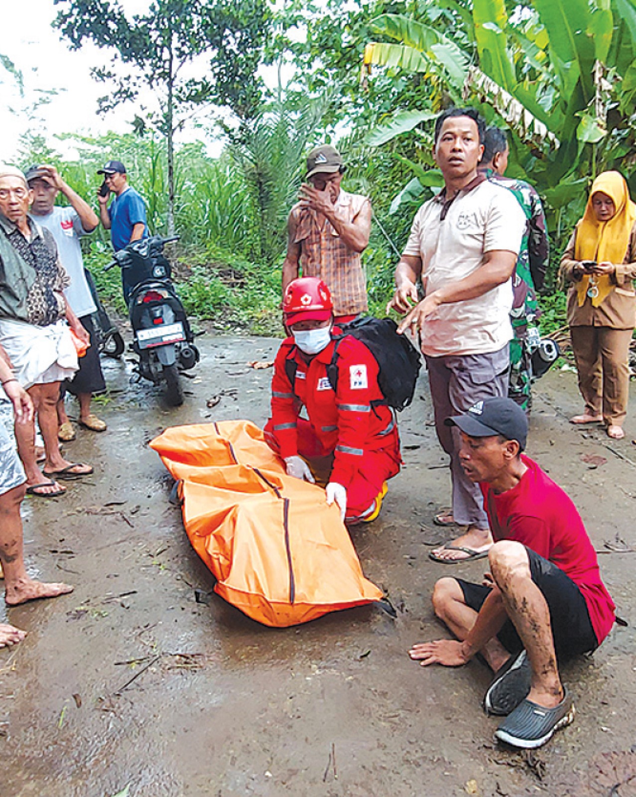 DITEMUKAN MENGAMBANG: Warga bersama TNI, Polri, dan PMI Kabupaten Malang mengevakuasi jenazah korban di sungai area Jalibar Kepanjen kemarin (2/12).
