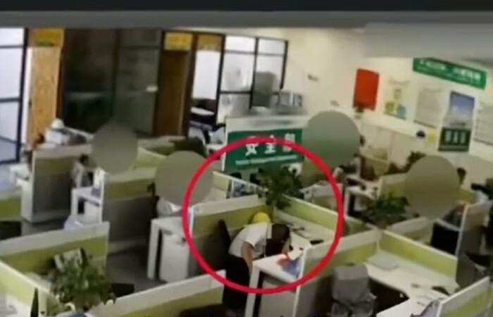 Seorang pria di Tiongkok kepergok tidur saat jam kerja