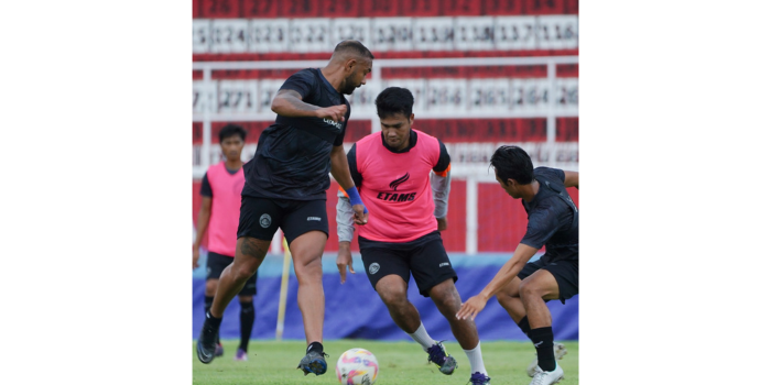 PUNYA REKOR BAGUS: Muhammad Rafli (tengah) berusaha melewati Dalberto Luan (kiri) dan shulton Fajar dalam internal game di Stadion Soeradi, Blitar, kemarin.