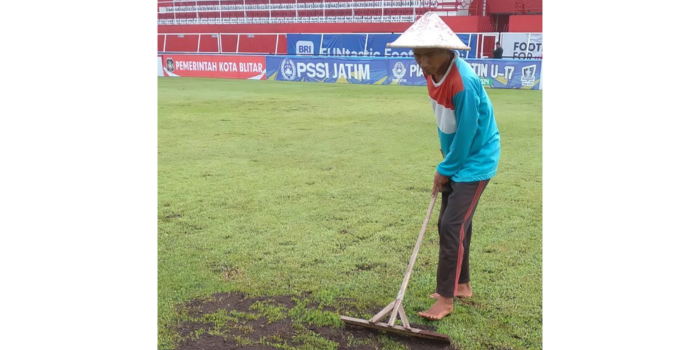 KURANG MAKSIMAL: Petugas pengelola Stadion Soepriadi, Blitar, melakukan perbaikan rumput, Minggu lalu (1/12).