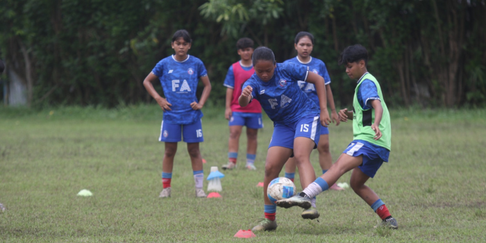 MATANGKAN TIM: Pemain Arema Women U-17 menjalani sesi latihan di Lapangan Castindo, Sawojajar, kemarin.