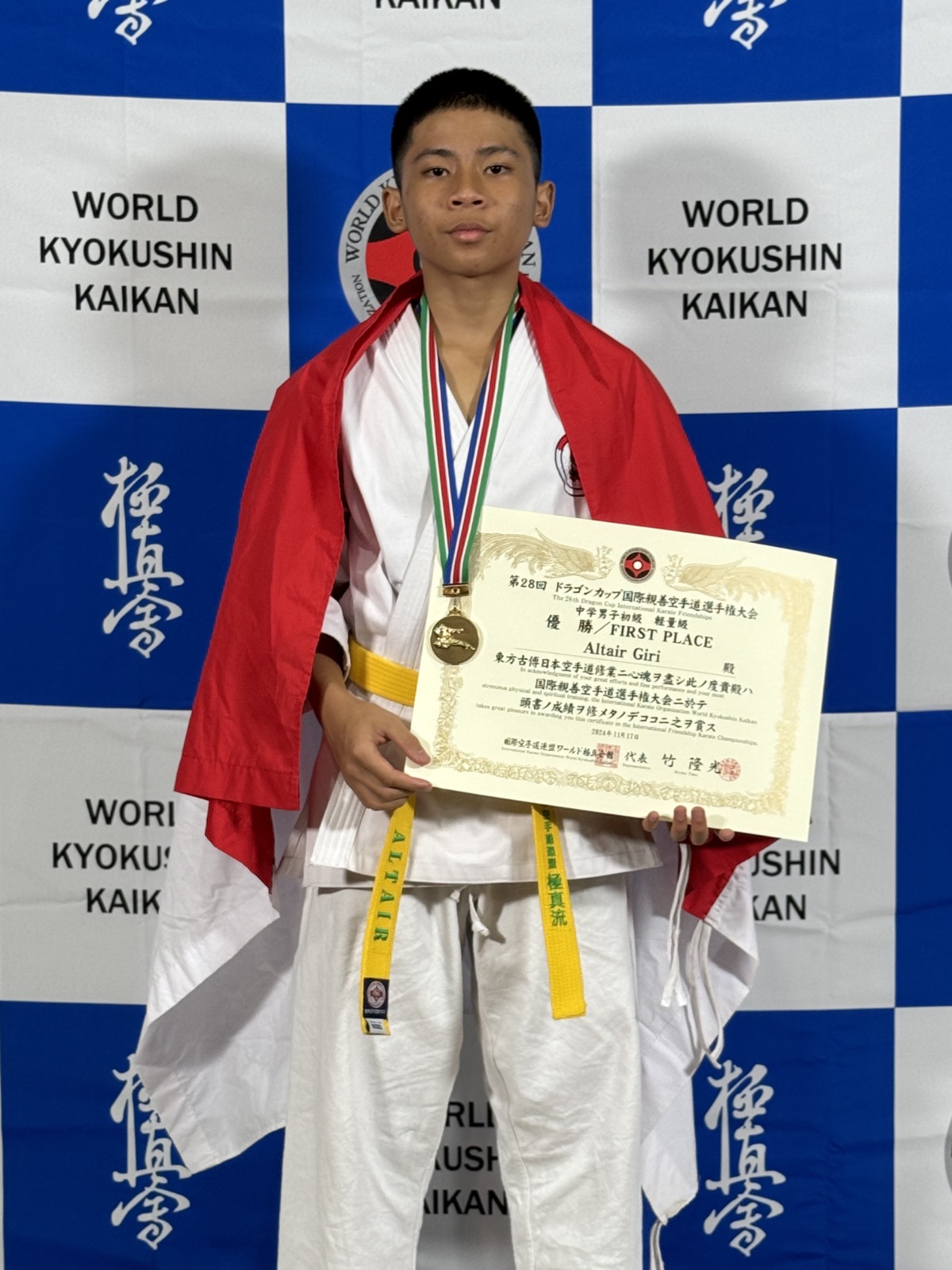 MEMBANGGAKAN: Altair Giri Assegaf  berpose di podium setelah meraih medali emas di ajang World  Kyokushin Kaikan, Jepang, 17  November lalu.
