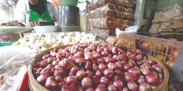 SUMBANG INFLASI: Pedagang bawang merah di Pasar Oro-Oro Dowo mengakui adanya peningkatan harga sejak bulan November.