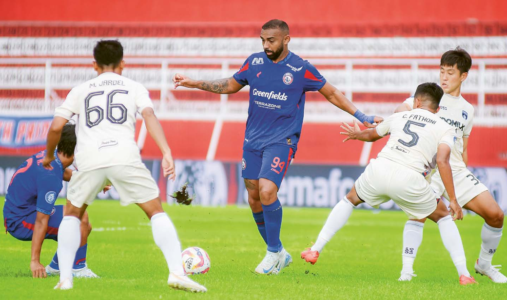 TREN APIK: Dalberto Luan Belo dijaga tiga penggawa persita Tangerang, kemarin sore. Dia menyumbang satu gol untuk Singo Edan. IWAN SETIAWAN FOR RADAR MALANG