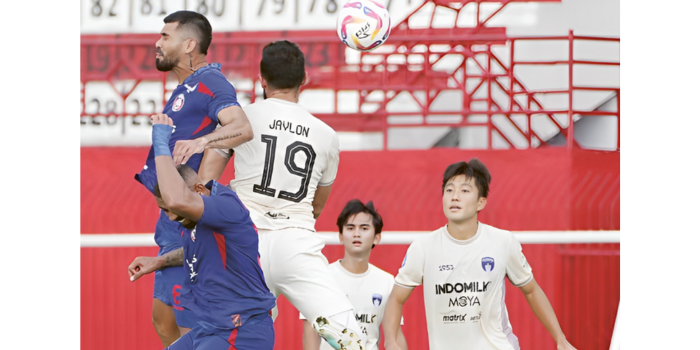 PERLU PERBAIKAN: Julian Guevara (kiri) berduel dengan center back Persita angerangJ avlon Guseynov dalam laga BI Liga 1 pekan ke-12, kemarin.