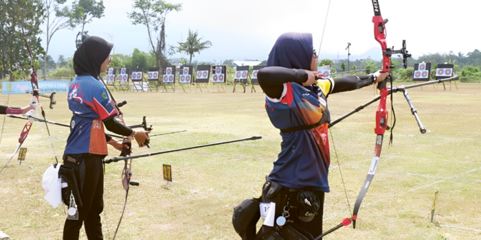 MAKSIMALKAN AMUNISI: Atlet Panahan Kabupaten Malang membidik sasaran dalam sesi latihan di Lapangan PBR Desa Ardirejo, Kepanjen, pekan lalu.