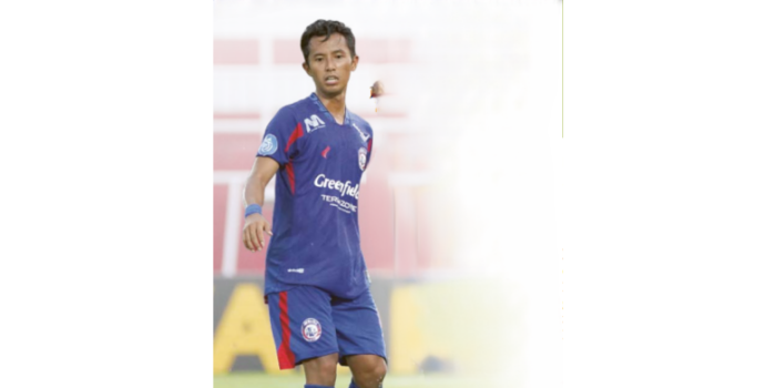 AKHIRNYA TAMPIL: Shulton Fajar berusaha melepaskan umpan dalam laga melawan Persita angerang, kemarin.