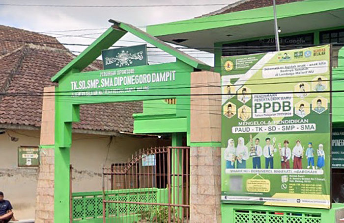 SMP Diponegoro Dampit. Salah satu gurunya dipidanakan murid. Siswa itu tak terima kena tampar akibat mengumpat saat ditegur sang guru