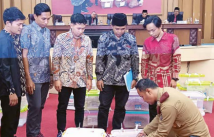 REKAP KABUATEN: Kotak berisi form D hasil pleno dari PPK Gondanglegi dibuka pada saat rekapitulasi tingkat kabupaten di ruang rapat paripurna DRD Kabupaten Malang kemarin (4/12).