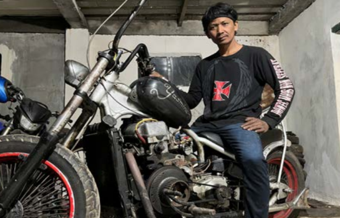 SUKA EKSERIMEN: Jiono berpose di atas motor hasil modifikasinya. Motor itu mengombinasikan mesin mobil Mitsubishi Minicap L100 dengan mesin Suzuki Thunder 125.