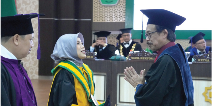 BERTAMBAH LAGI: Rektor UIN Maliki Malang Prof Zainuddin (kanan) mengukuhkan gelar guru besar Prof Dr Mundi Rahayu MHum, kemarin. Ada tiga orang lainnya yang mendapat gelar tersebut.