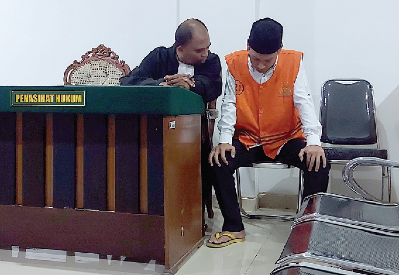 HARUS BERTANGGUNG JAWAB: Akhmad Patoni, 27, asal Desa  Kedungrejo, Kecamatan Pakis menjalani sidang di Pengadilan  Negeri (PN) Kepanjen.
