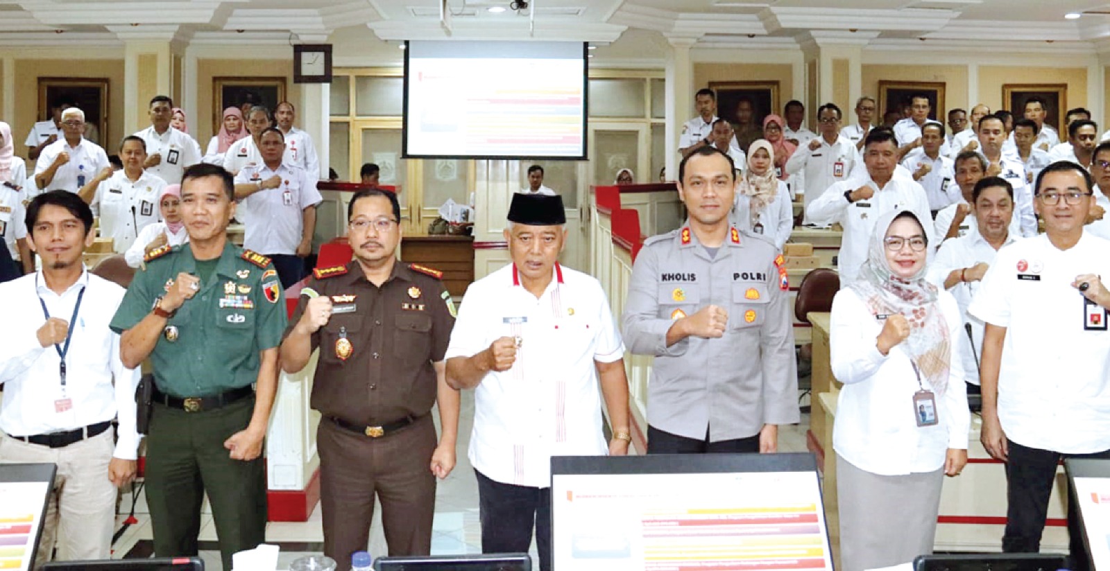 FORUM TINGKAT TINGGI: Bupati Malang H M. Sanusi (tengah) bersama Pejabat Forkopimda Kabupaten  Malang di ruang anusapati kemarin (4/12).