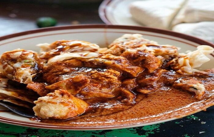 Siomay dengan siraman bumbu kacang