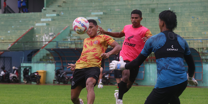 PERFORMA MENINGKAT: Iksan Lestahulu (kiri) berusaha membobol gawang Dicky Agung dalam sesi latihan di Stadion Gajayana, kemarin.