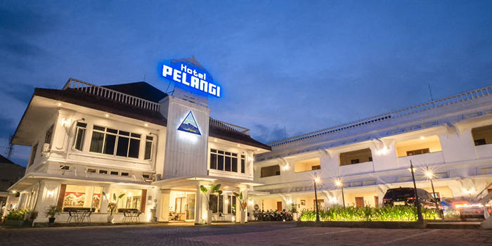 Potret Hotel Pelangi jelang malam hari.