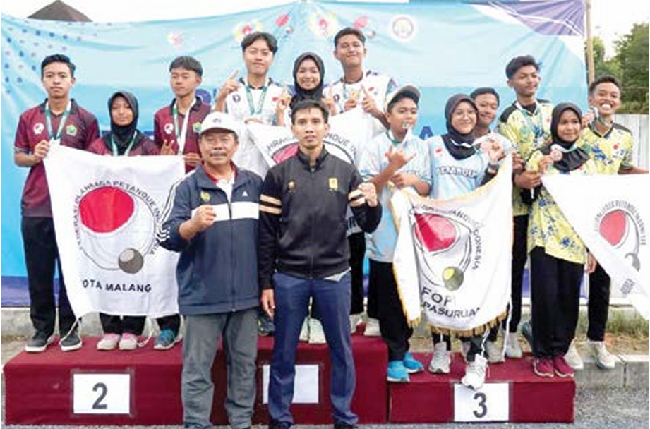 PERKEMBANGAN POSITIF: Tim petanque Kota Malang (kiri) mendapatkan medali perak nomor regu Kejurprov Jatim 2024, 3 Desember lalu. PETANQUE KOTA MALANG FOR RADAR MALANG