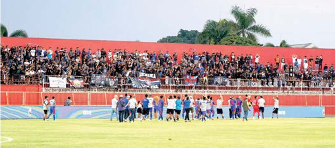Para pemain Arema FC mendatangi Aremania untuk mengucapkan terima kasih seusai laga melawan Persita Tangerang, Selasa lalu (3/12).
