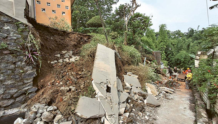 LONGSOR: Plengsengan dan dinding  pembatas rumah warga di jalan gadang gang IX nomor 32 RT 1 RW 2,  Kelurahan Gadang, Kecamatan Sukun ambrol, kemarin (5/12).