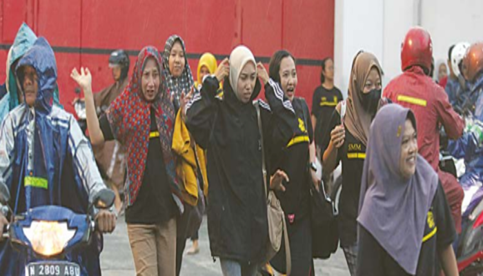 KABAR GEMBIRA: Sejumlah buruh pabrik rokok di kawasan Bandulan, Kota malang, pulang dari bekerja kemarin sore (5/12). mereka berharap kenaikan UMK tahun depan sesuai dengan yang diharapkan.
