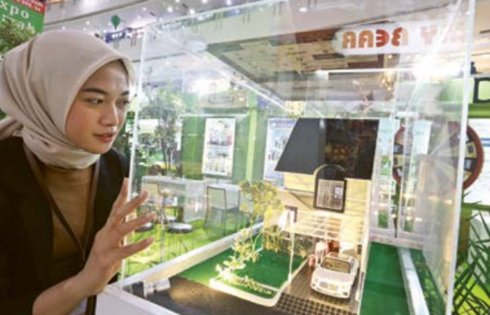 BANYAK PROMO: Pengunjung Expo Rumah Akhir Tahun melihat maket rumah yang ditawarkan pengembang kemarin