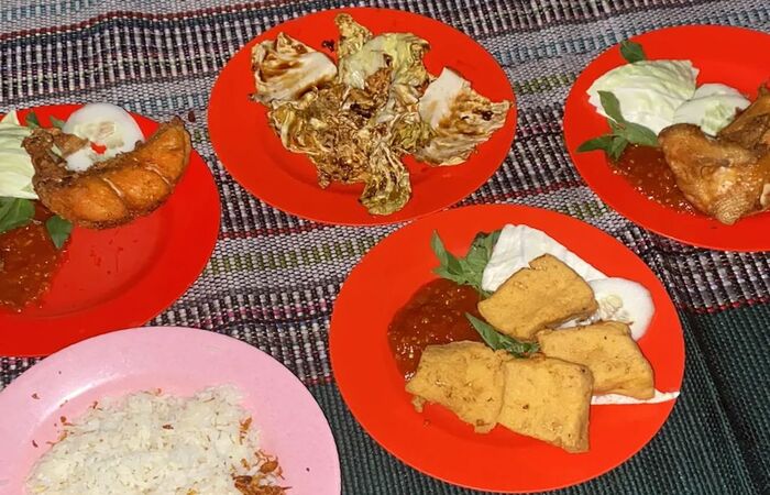 Menu lalapan Nasi Uduk Amin Lamongan
