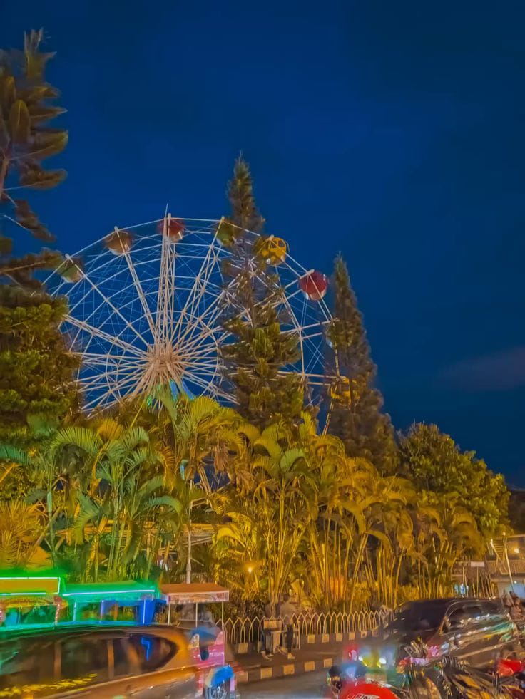 DIGANTI BARU: Bianglala yang menjadi ikonik Kota Batu di Alun-Alun Kota ini akan segera diganti dengan yang baru. Bianglala diprediksi akan beroperasi kembali ditahun 2025.